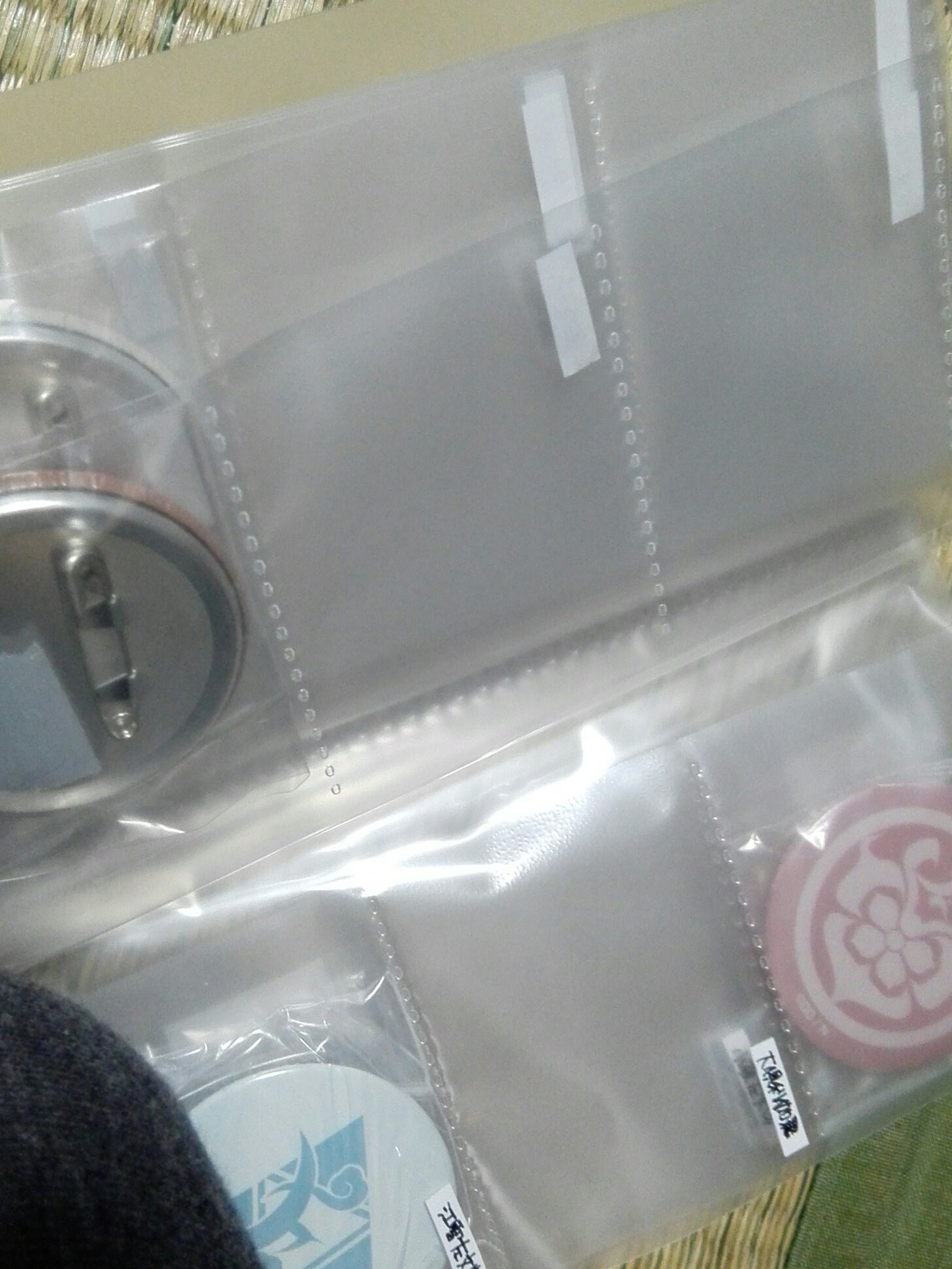 雨音百家 うねもち 無印良品のカードファイルは袋にいれた缶バッジを収納すると滑らず保管できるのでよさげです コンプリートする頃には幅はパンパンになりそうですが T Co Ne9qua7vmp Twitter