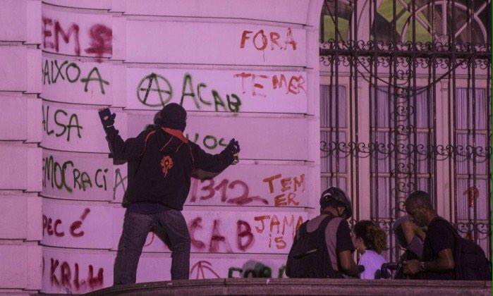MilGrauNews's tweet photo. O nível do jornalismo brasileiro em falar "manifestantes" e "ato" quando na verdade são vândalos que depredam o patrimônio público. https://t.co/QRJQwFqTUt
