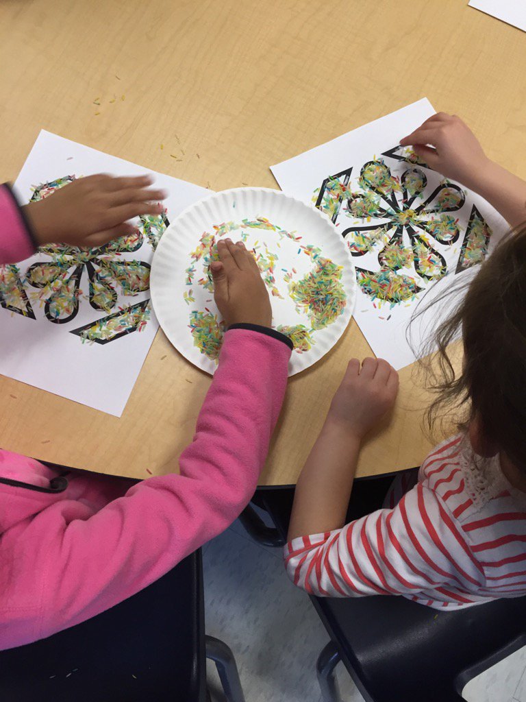 tgrewal86's tweet photo. Making Rangoli to celebrate #Diwali2016 @BerylFordPS @PeelSchools @MsRobinson_PDSB @JosephPileggi https://t.co/9GJe0fV0of