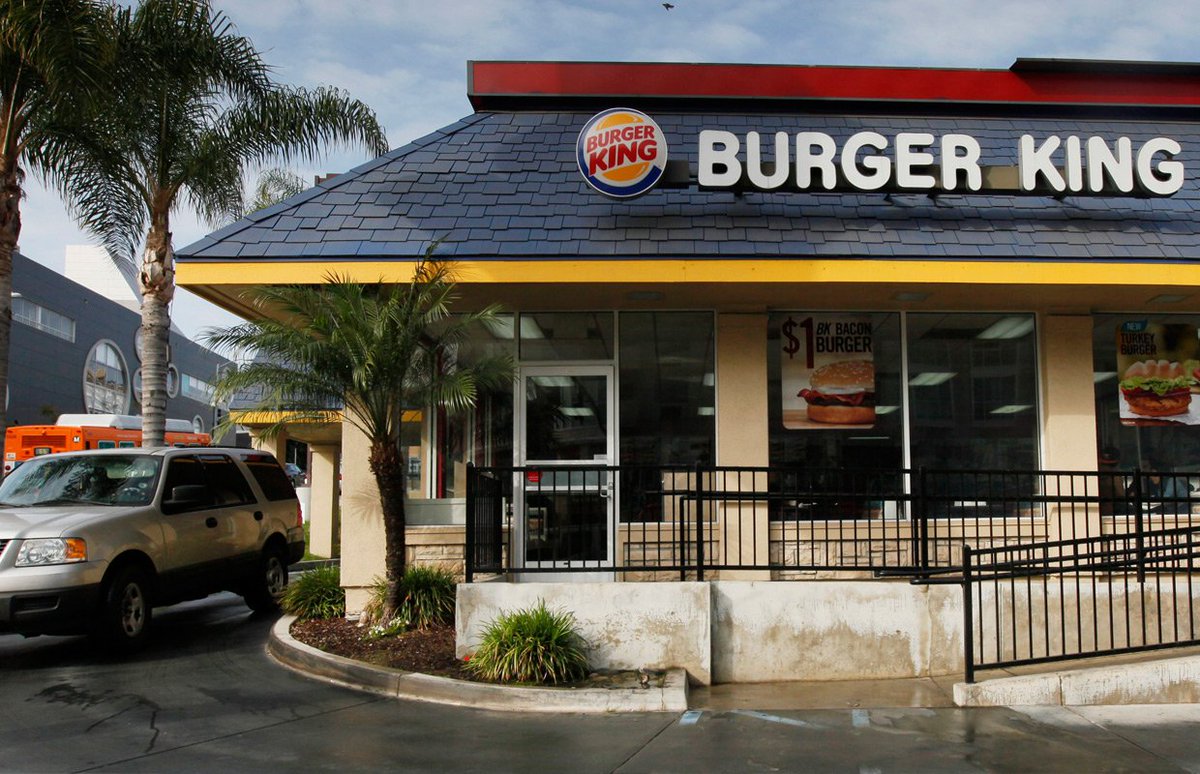 thewolf1019's tweet photo. Burger King ‘dressed up’ as a McDonald’s ghost is the ultimate Halloween troll https://t.co/8cPAKJdrlx https://t.co/w7C6cDT5LP