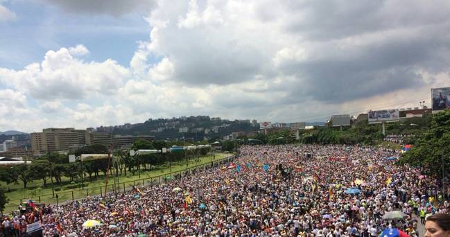 EP_Mundo's tweet photo. #LoMasLeido Este es el diputado que murió durante  la “Toma de Venezuela” https://t.co/RW5C8sEde5 https://t.co/JOkBqEdO6O