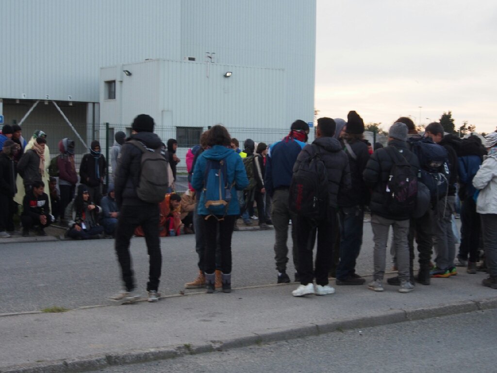 MSF_france's tweet image. #Calais La police vient d'annoncer qu'il n'y aurait pas de solution pour les derniers migrants qui attendaient de partir. Ils sont à la rue.