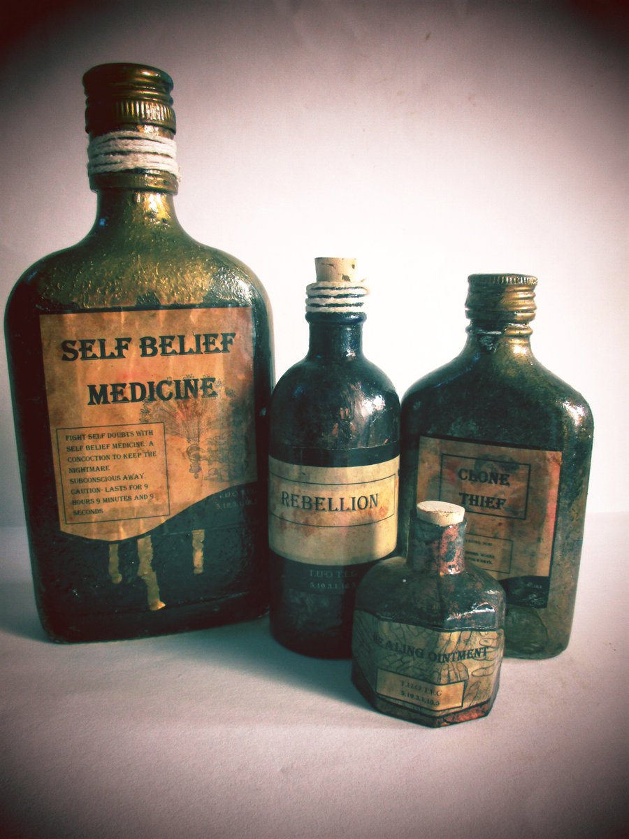 CamiCrafts's tweet image. It's @CamiCrafts first tweet day #myfirstTweet ! We are in love with #Halloween #decorations. Having any #ThursdayThoughts on decorations?