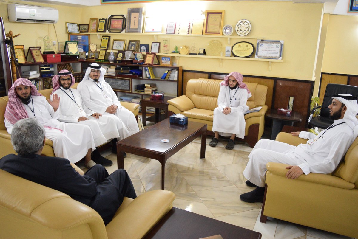 qodwah's tweet photo. وفي الختام زار وفد قدوة جامعة افريقيا العالمية، وتم استعراض مشاريع قدوة وبرامجها وبحث سبل التعاون، ثم قدمت هدية تذكارية لمدير الجامعة. https://t.co/07F1Uov54f