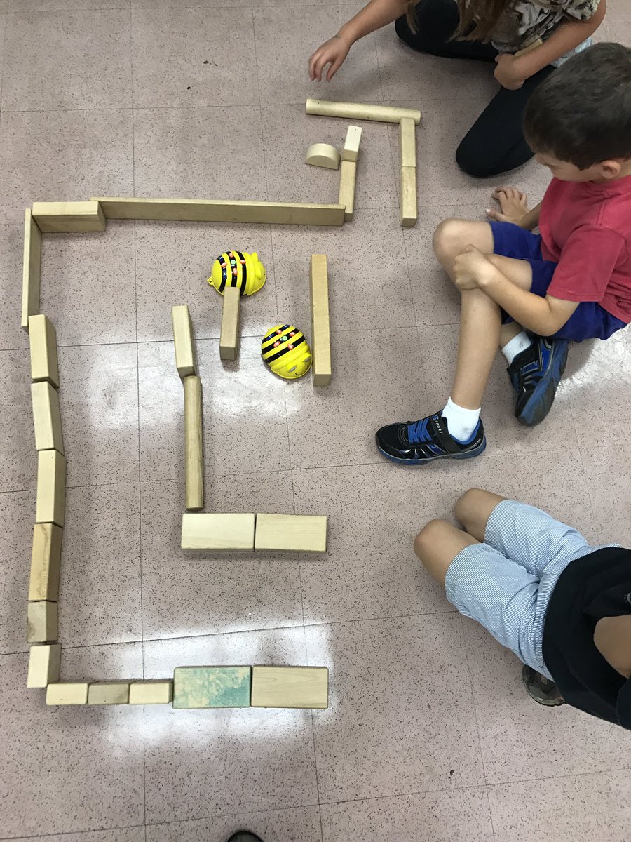 nicsteele1111's tweet photo. BeeBots in action in the #ssfstream lab! #sbsdedu @NealTaunt https://t.co/p6NlhR0CFZ