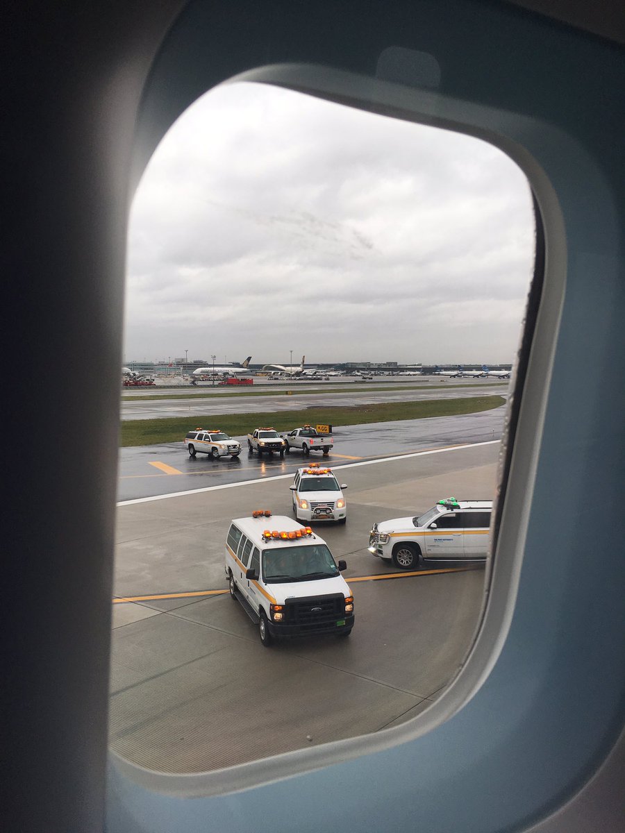 ElderGrizzly's tweet photo. Well that's one way to start the holiday. An emergency landing due to undercarriage failure into JFK #brace #BA175 https://t.co/BF215AyRvN