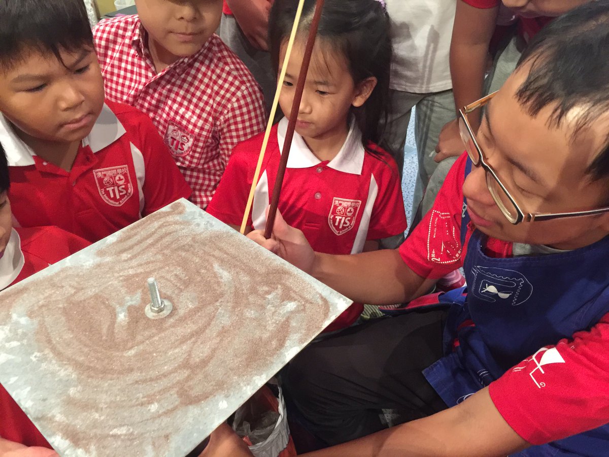 tis_msa's tweet photo. Grades 3-3 and 3-4 learning how sounds can create patterns. The Chladni phenomenon. #stem #tismacao https://t.co/cmjoa1VDvN