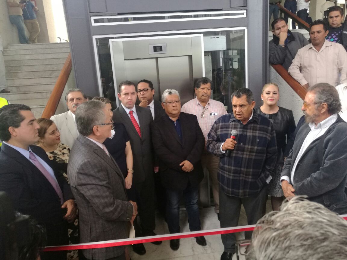 legisver's tweet photo. Diputados de @LegisVer inauguran un elevador para beneficio de las personas con discapacidad que visitan el Congreso del Estado de Veracruz https://t.co/d0nq3oLHh2