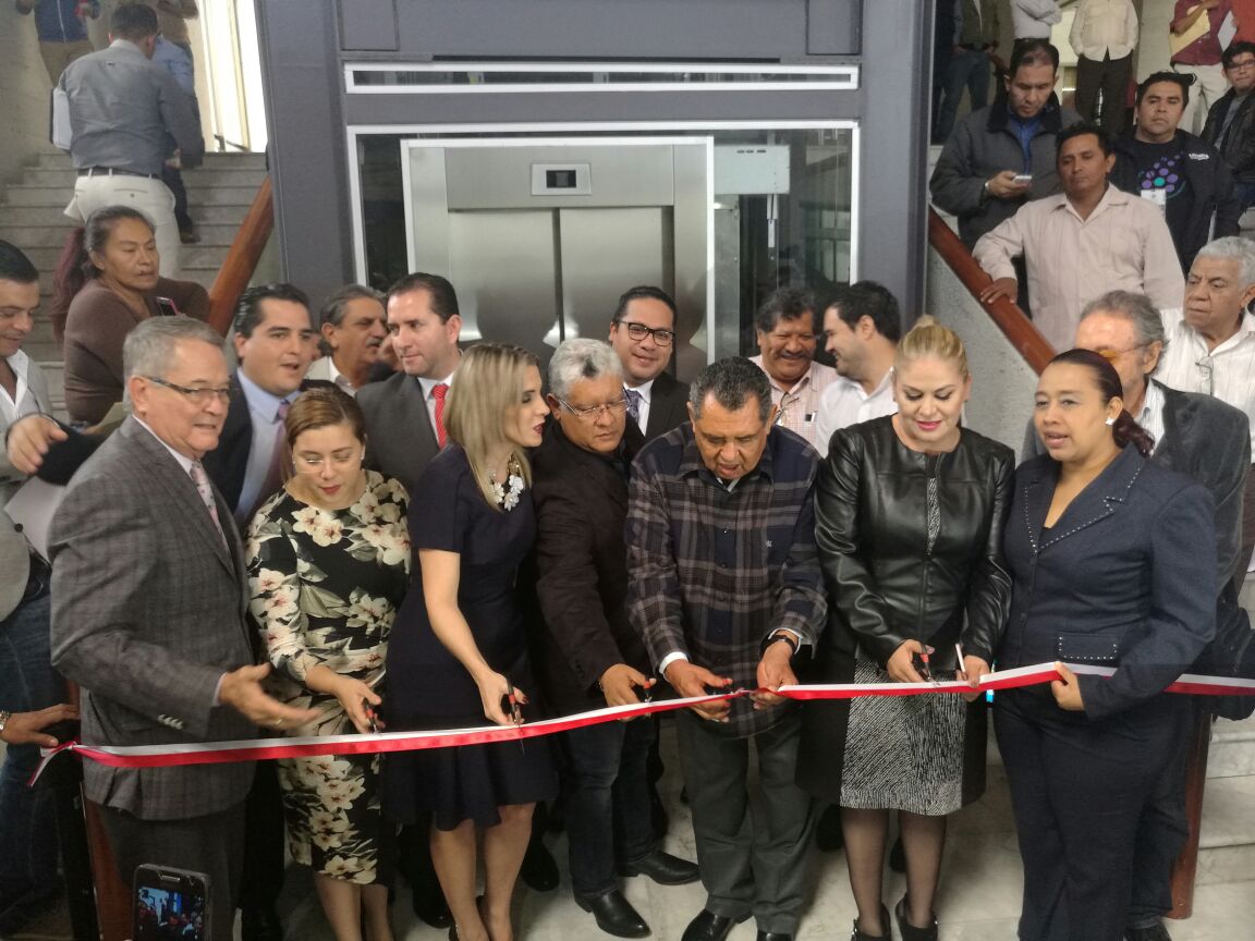 legisver's tweet photo. Diputados de @LegisVer inauguran un elevador para beneficio de las personas con discapacidad que visitan el Congreso del Estado de Veracruz https://t.co/d0nq3oLHh2