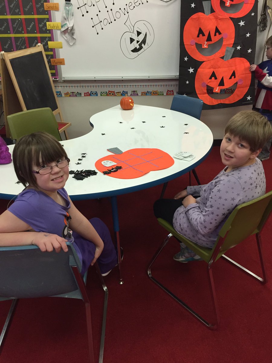laura_showman's tweet photo. Let the Halloween fun begin 🎃🎃@AmandaS423 @jasonburikmsd @MontourSD #montourproud https://t.co/aIvR55cHj9