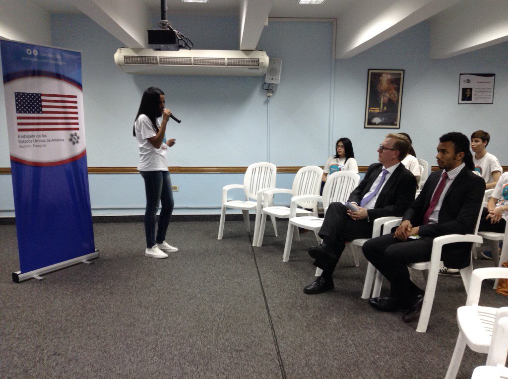 laembajada's tweet image. Subsecretario Adjunto Michael Fitzpatrick es recibido por los chicos Access en @CCPA_paraguay #GoAccess