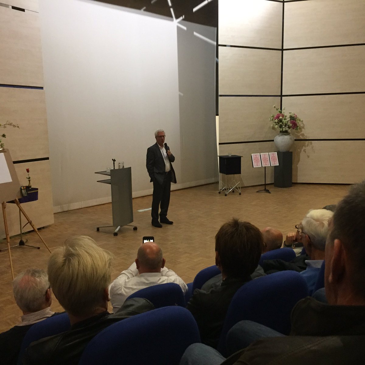 Buurtpr7bergen's tweet photo. Burgemeester Klijs spreekt zijn waardering uit naar Buurtpreventisten tijdens een bijeenkomst in de Moerdijkzaal. https://t.co/ykEZX1m7iZ