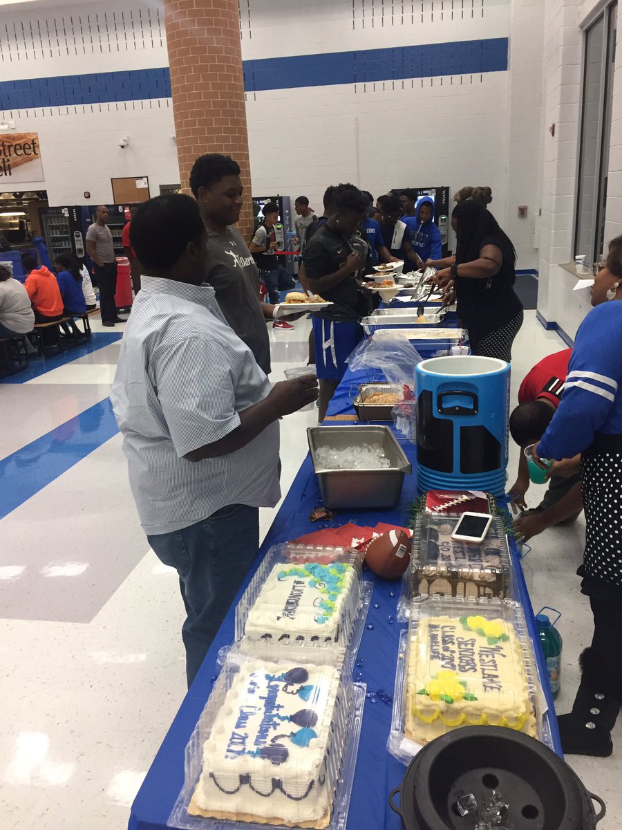 WestlakeFB1's tweet photo. Senior Dinner festivities underway! #LetsEat 😋 

🍤🍔🌮🍱🍣🍕🍞 https://t.co/igQhaqx7Kn