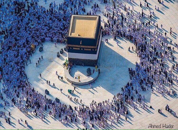 اللهم إنّ الأعداء أرادوا الشر ببيتك المحرم .. اللهم فاحفظ هذا البيت من كل سوء ، وكن عونا ونصيرا لكل من أراد الدفاع عنه .

-