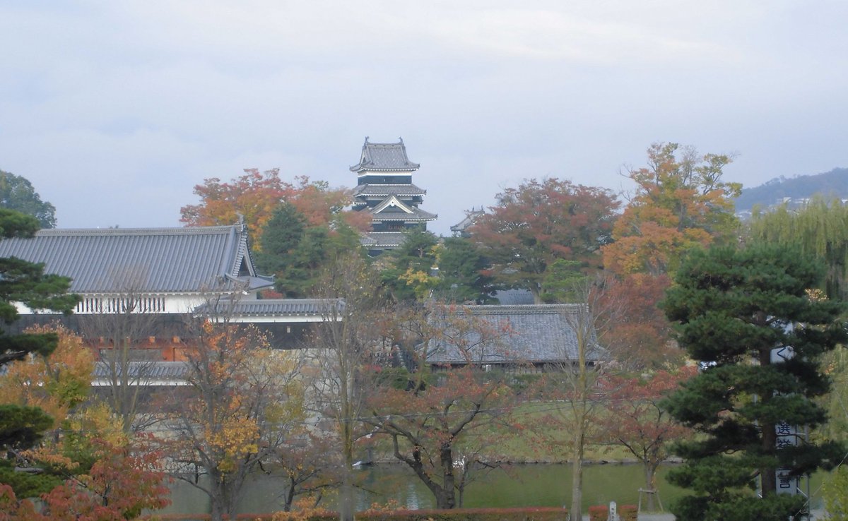 10月２８日　午前８時３０分
国宝松本城　紅葉が深まりました。