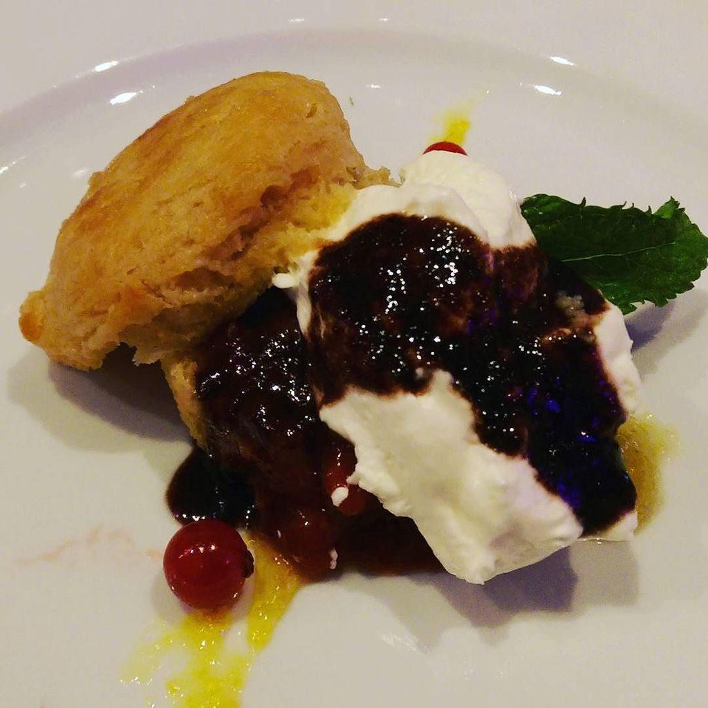 Agro_Magazine's tweet photo. Dulce mollete borracho #KumevsChefs #AgrocenaenKume @kume_restaurantclub @hnosgallegofdez @pickingmalaga https://t.co/O3OKy28Rez
