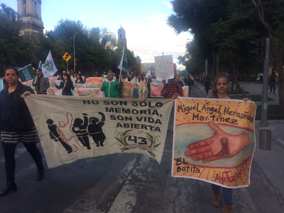 FernandotlSUR's tweet photo. A más d 25 meses de la desaparición de sus hijos, los padres d los estudiantes manifestaron su escepticismo con el nuevo titular de @PGR_mx https://t.co/sOeW5BAov6