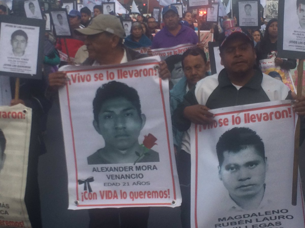 FernandotlSUR's tweet photo. A más d 25 meses de la desaparición de sus hijos, los padres d los estudiantes manifestaron su escepticismo con el nuevo titular de @PGR_mx https://t.co/sOeW5BAov6