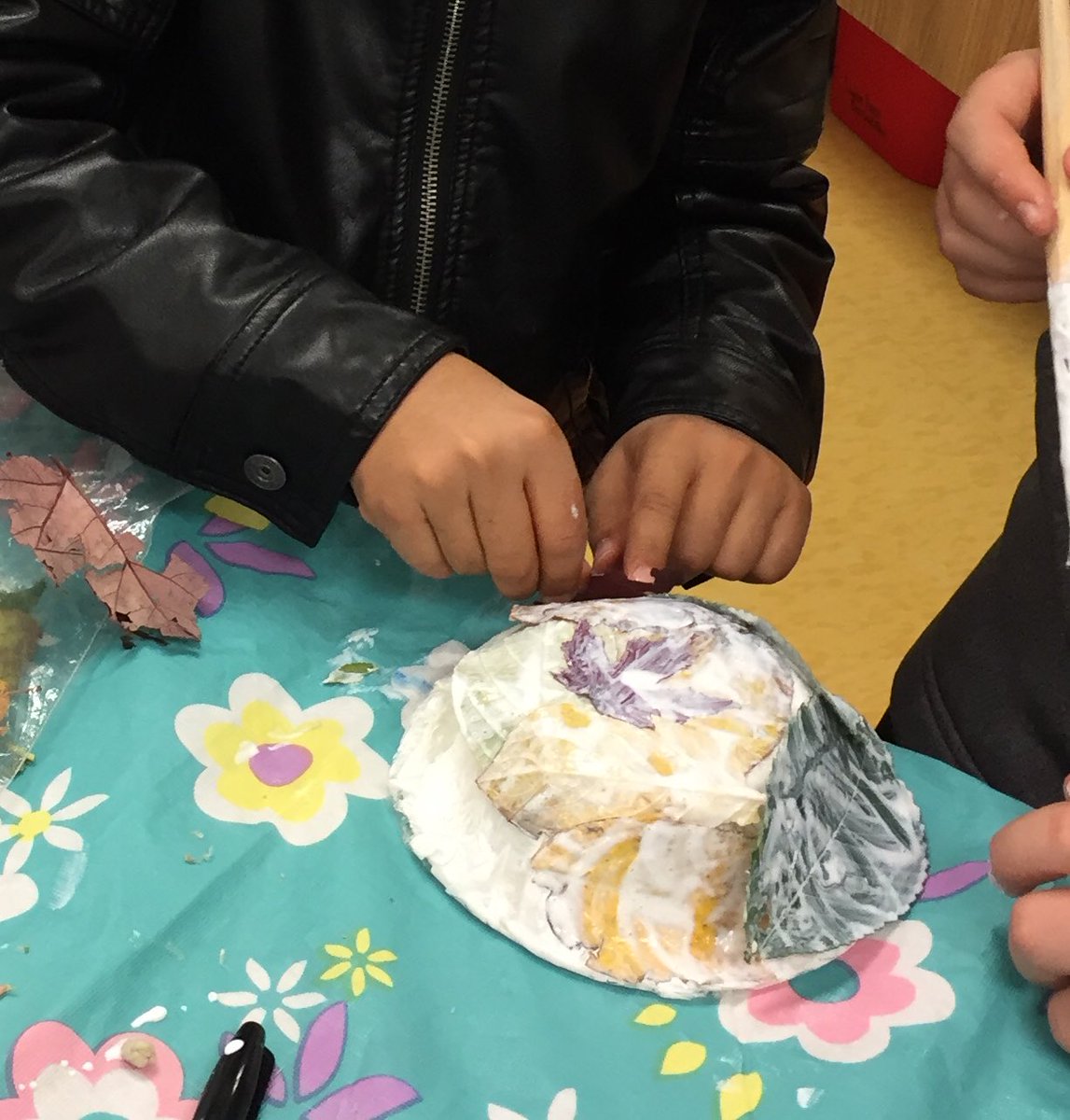 MrsMinnieGrade3's tweet photo. Bridges, towers, leaf bowls? How is this science? #coolstructures https://t.co/r8VTc1T7uI