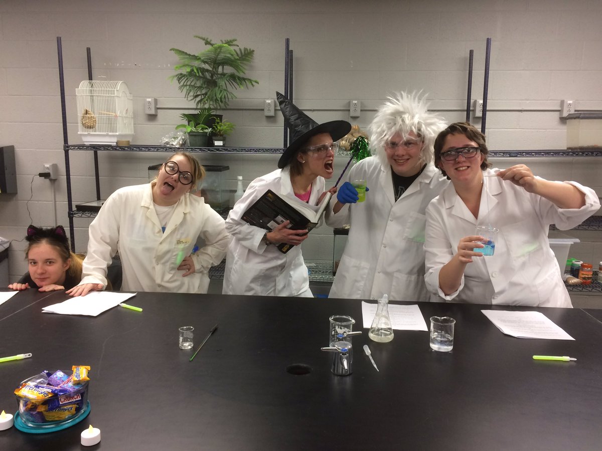 UIndyChem's tweet photo. Having a great time at Halloween in the Halls! Getting ready for the last show.   @uindy #chemclub #sciencerocks https://t.co/lCpoTCu7rg