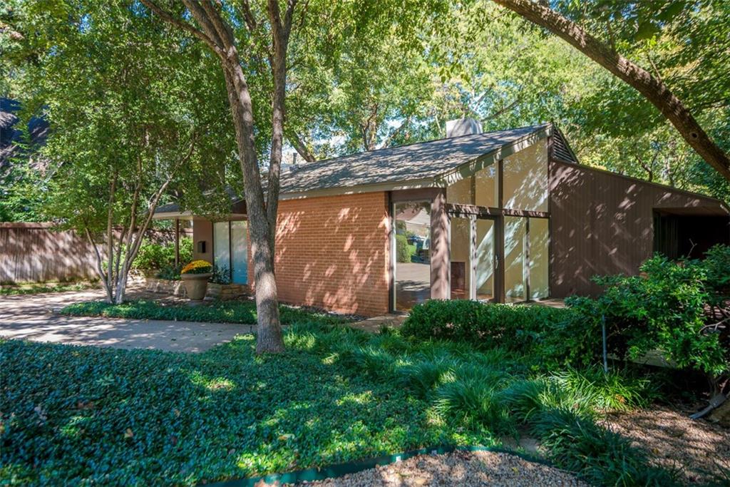 DallasREAgent's tweet image. New Listing!! Just in time for the AIA tour, this Mid-Century house in Oaklawn Heights ... bit.ly/2eRlX1J