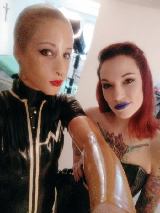 Si el WiFi quiere y la conexi&oacute;n nos acompa&ntilde;a @silviarubix y yo estaremos en breves conectadas en @Cam4_ES<a class="tags" href="/tag/silviarubix">@silviarubix</a><a href="/tag/mvsales"class="tags"><span>#mvsales</span></a>