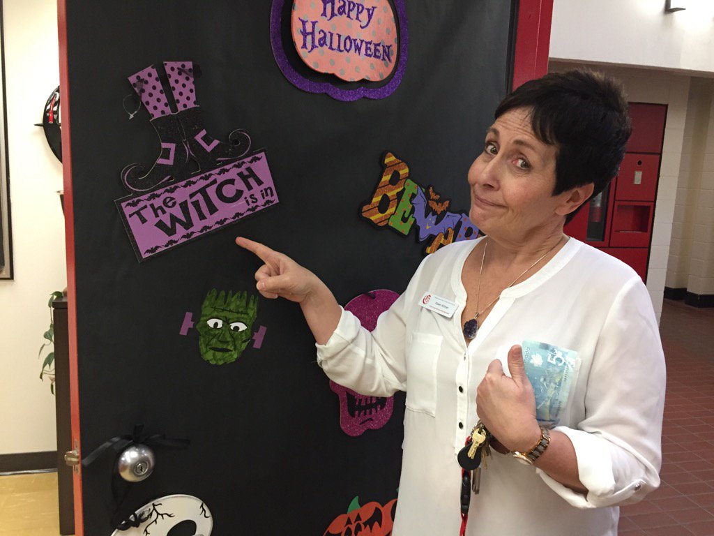 PACarlton's tweet photo. Wait a minute.... #saderfun #doordecor https://t.co/eKKrU4xaxy