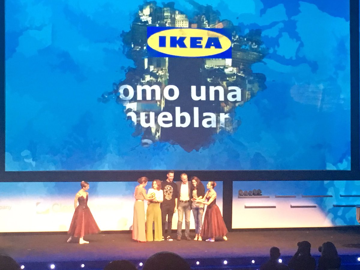 nalopa's tweet photo. Enhorabuena @IKEASpain por el merecido premio! @BdelaSota entregando el premio @MediaCom_Espana https://t.co/dEeLAq2icm