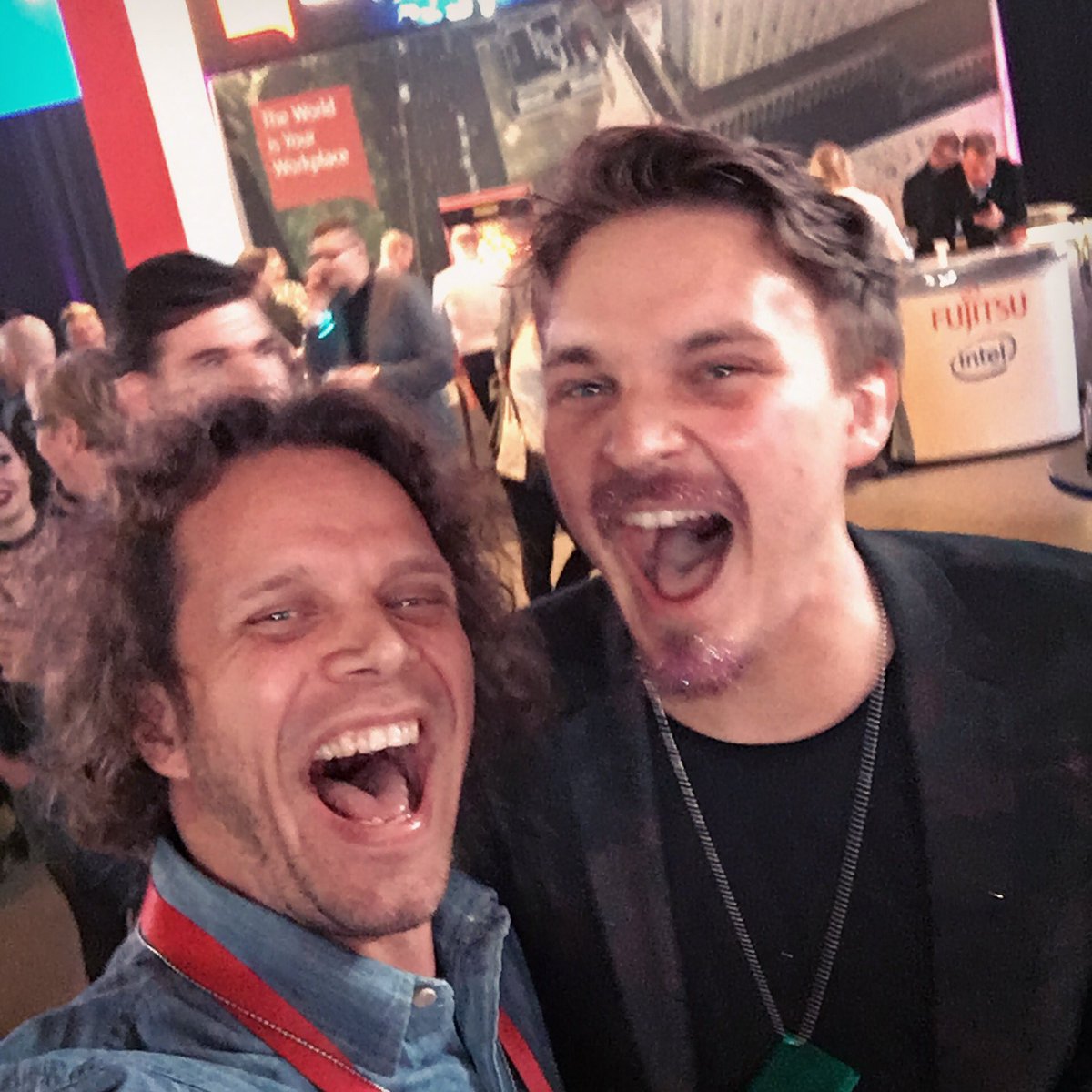 K1LLI's tweet photo. Ilme kun muistutin @RoopeSalminen jutusta, jota #jonneteitiedä.😎🎮 Ja miks näytän noin lyhyeltä tos?🤔 #alsoexpo2016 #190cm #glitterparta https://t.co/u3rCYAnxdm