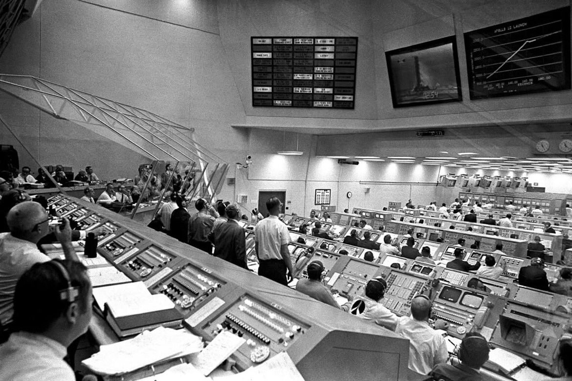 ValaAfshar's tweet photo. Your smartphone is millions of times more powerful than @NASA’s combined computing in 1969 #CCE16 https://t.co/evBq7ujEqR https://t.co/7fIt2ptKk5