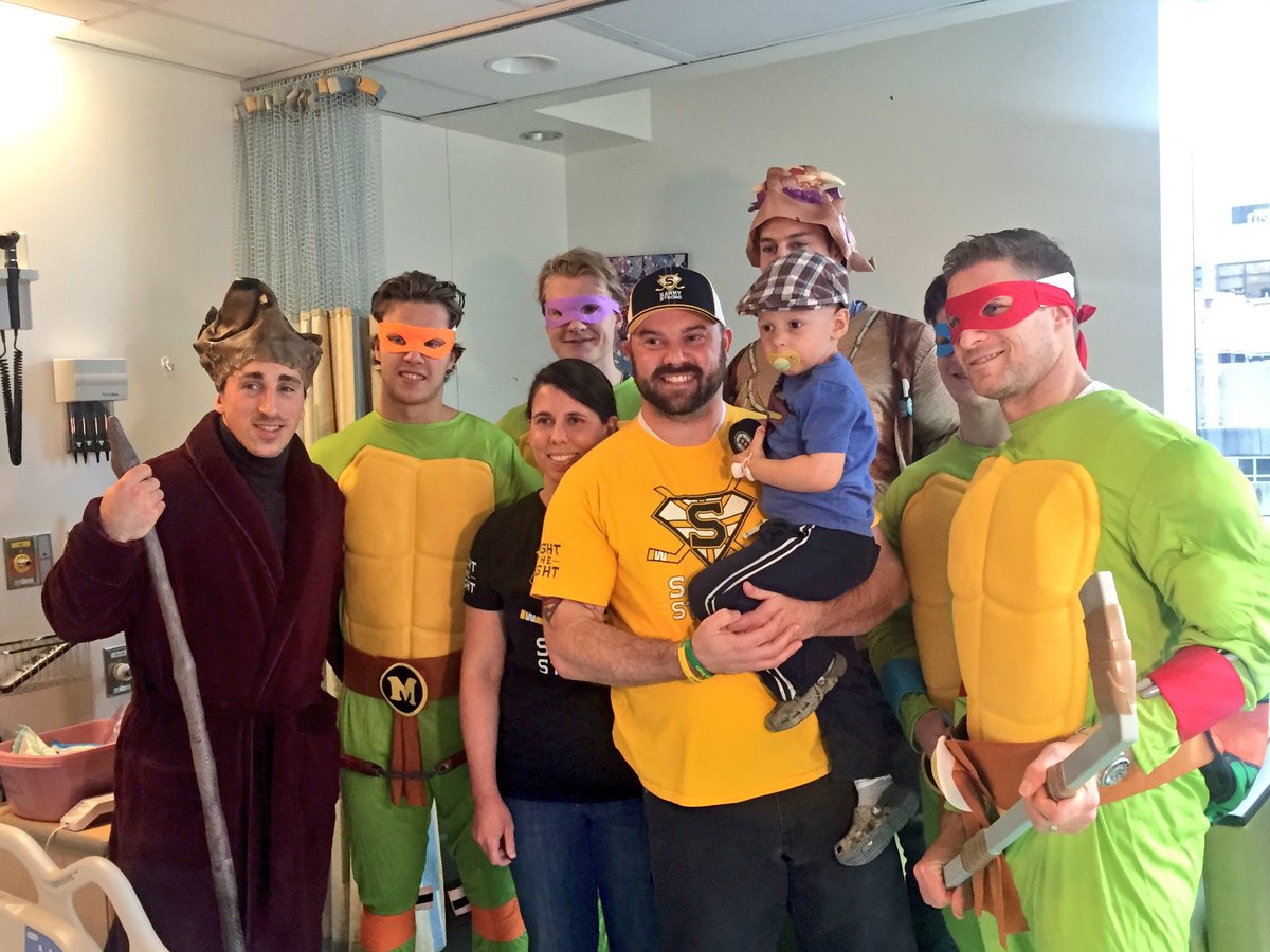 The Bruins on their annual Halloween hospital visit!  #HockeyHalloween https://t.co/QUw6zTsJhp