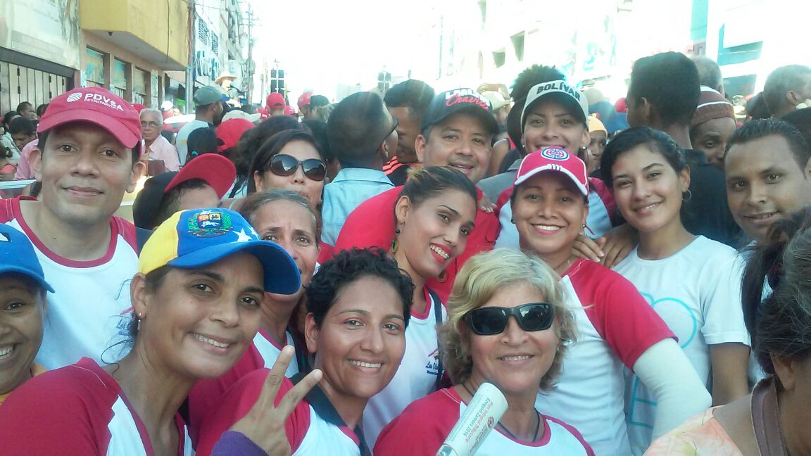 miradadechavez1's tweet photo. #PuebloAlertaGolpeEnMarcha Desde la calle Ramirez esperando al VicePresidente del PSUV @dcabellor YoNoMeQuedoEnLaCasa, PuesAlCombateMeVoy https://t.co/XVEy6DWnrX