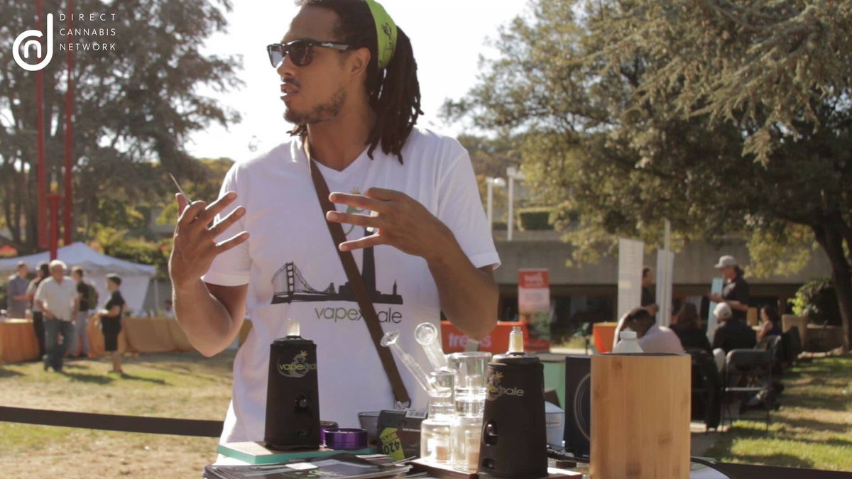 _DCNetwork_'s tweet image. Vapexhale speaking to attendees and DCNTV in the 215 Lounge at @elevate_con.  #elevatecon #elevate #directcannabisnetwork @vapexhale