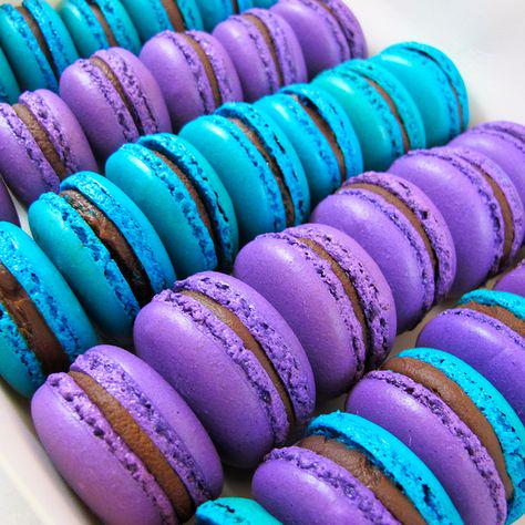 ItsFoodPics's tweet photo. Purple &amp; Blue Chocolate Macaroons! https://t.co/FWx2dKOTbe