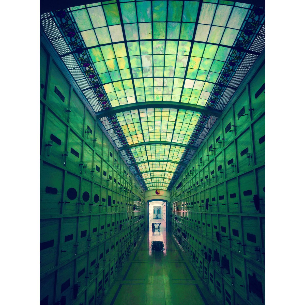 shannonhurley's tweet photo. #hollywoodforever #ultrapop #ultrapopapp #psychedelic #hollywoodforevercemetery #green #emerald #mausoleum https://t.co/Dlha8qpR37
