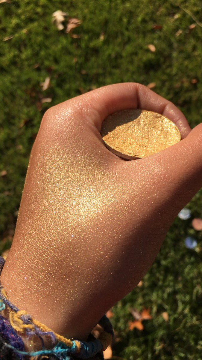 daggercosmetics's tweet image. goddess is finally in a pressed form