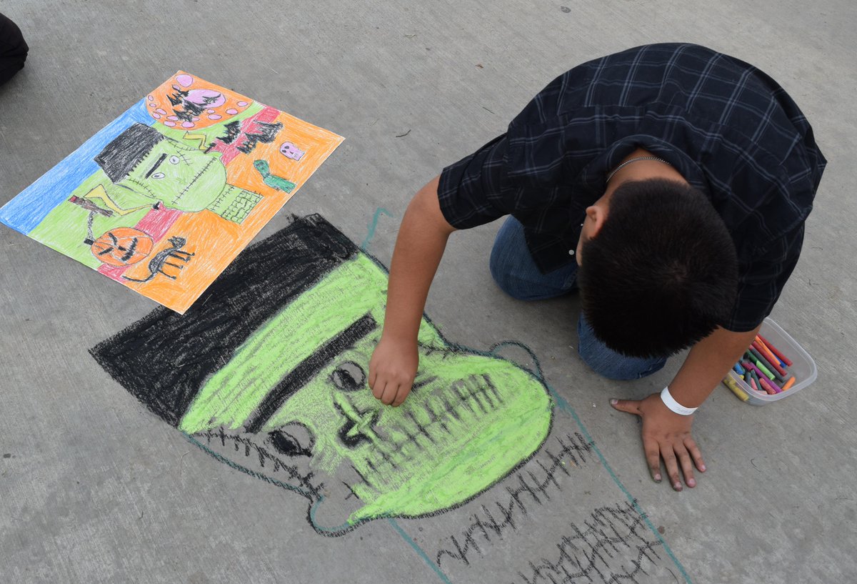 ColtonJUSD's tweet photo. @CMSFalcons_ used their artistic talent to create chalk Halloween masterpieces in front of their school. https://t.co/K9rziMlUxs