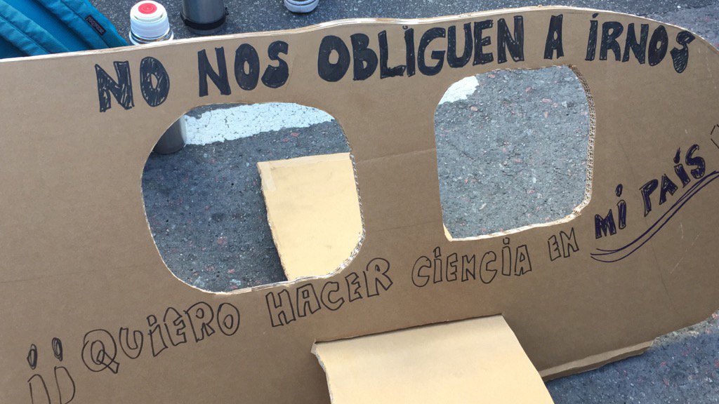 eldestapeweb's tweet photo. Los mejores carteles de la marcha por la Ciencia. https://t.co/Pp8R1ipGms