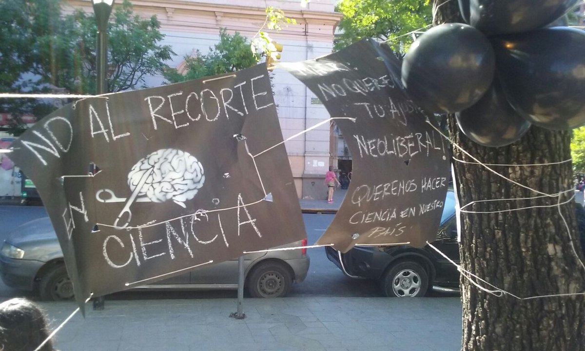 eldestapeweb's tweet photo. Los mejores carteles de la marcha por la Ciencia. https://t.co/Pp8R1ipGms