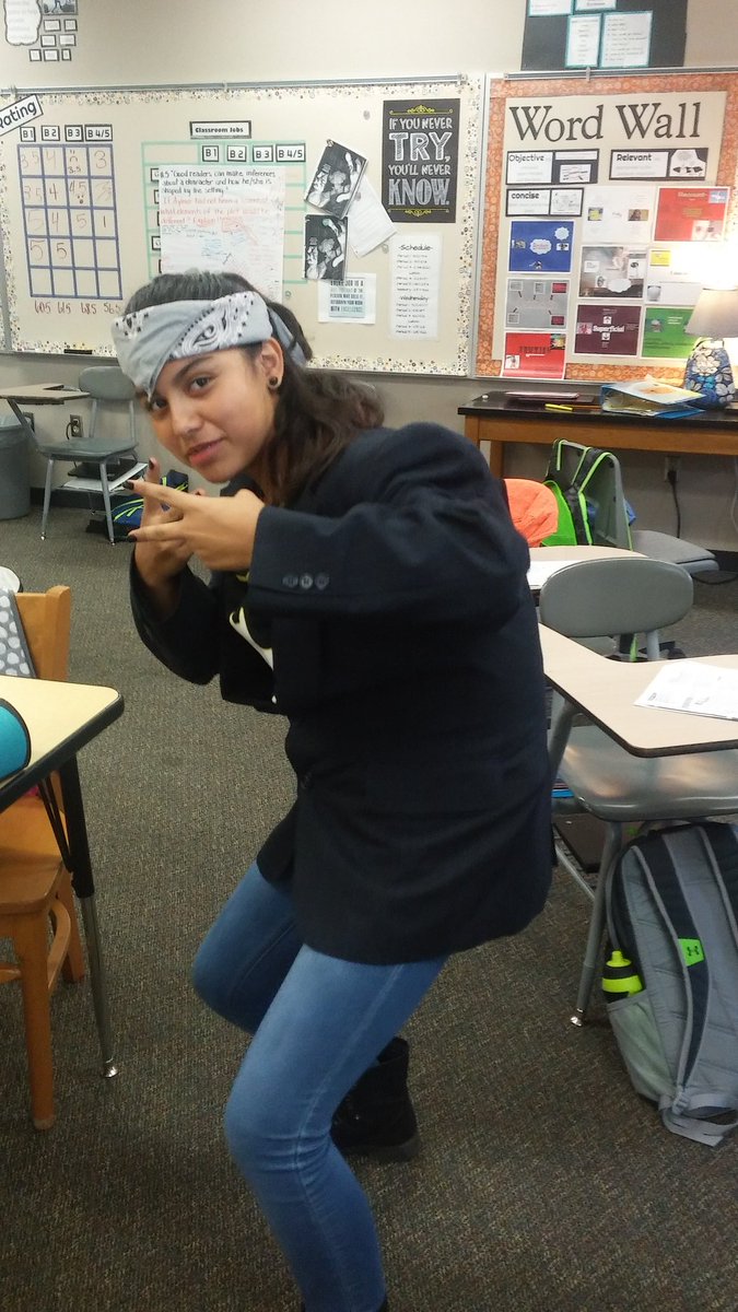 WiseTeacherA8's tweet photo. Readers theater brings out the creativity in middleschoolers. @EMSJrSpartans #highlevelsofengagement #level3thinking https://t.co/H8XlqXRzP4
