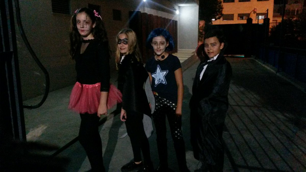 stmaryschool_'s tweet photo. Disfrutando de una noche terrorifica en el colegio , Happy Halloween !!! #englishinmersion https://t.co/3mXbDd8fzW