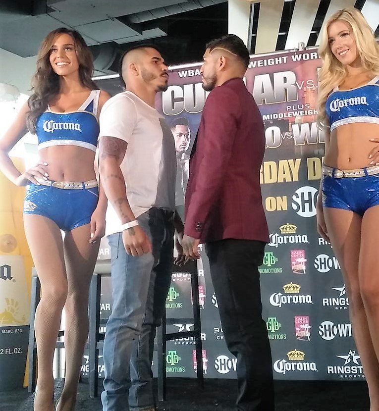 AndresPando_'s tweet image. El cara a cara de @JesusCuellarBOX con Abner Mares. A defender la corona el 10/12 en Los Angeles. Y que después vengan las Corona... #Boxeo