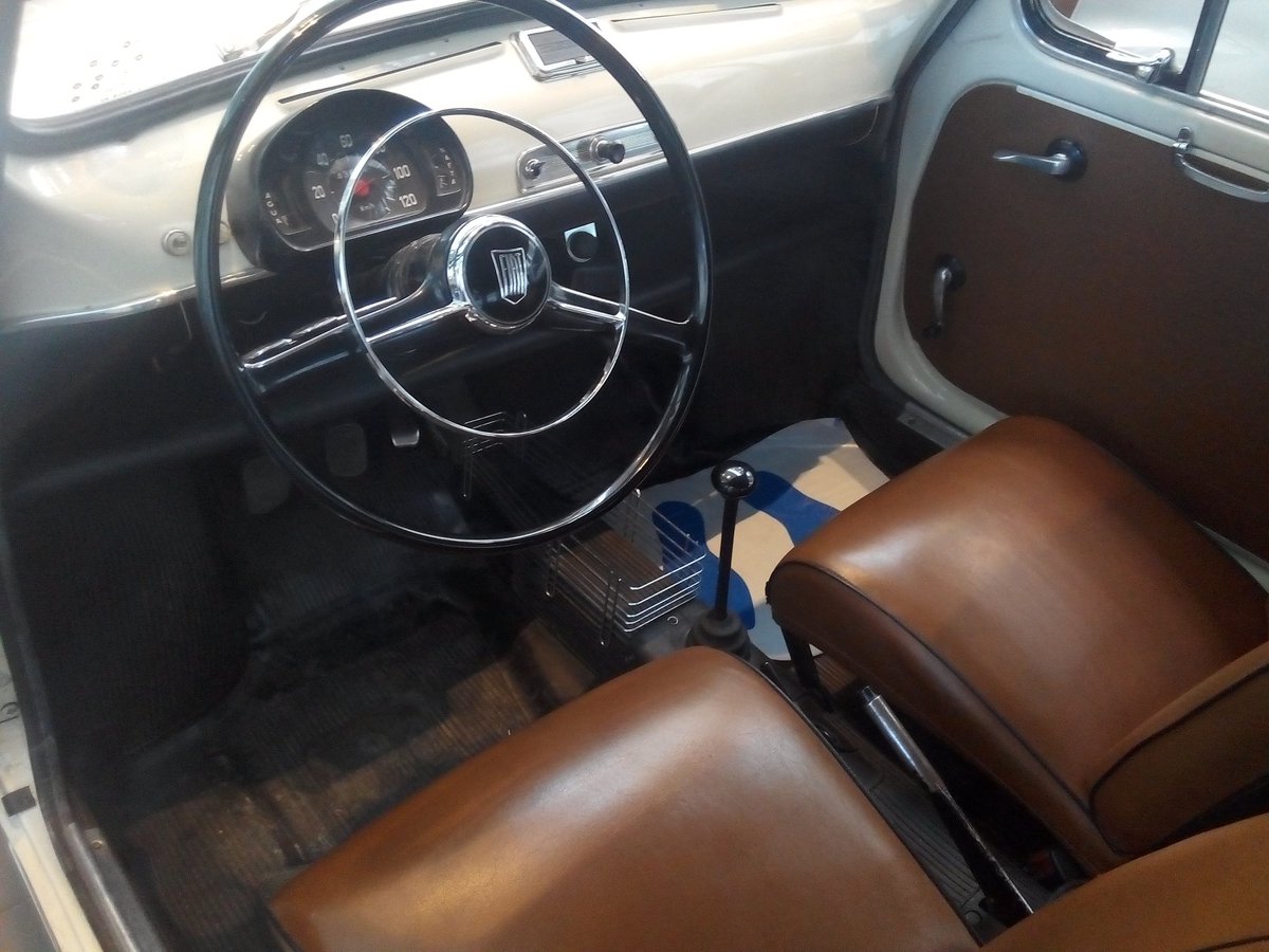 mausorio's tweet photo. Miren lo que me encontré: un @FiatAutoArg 600 con 43.614 kilómetros. @CSFiat https://t.co/BygOSesVPU