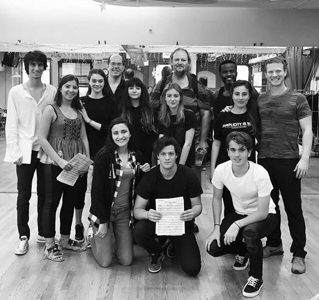 CamiiCaronista's tweet photo. Se fue a NY con sus compañeros de teatro para el Anthropos Brodway Experience @ElchuecoSuar @PolkaProd #CaroDomenechEnPOLKA https://t.co/981VF9LY9L