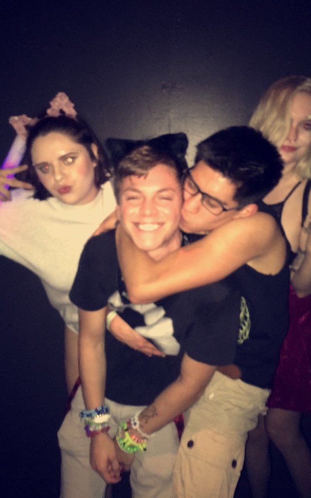 halebale_'s tweet photo. I'm mostly cut out of this but idc because they're so cute 💗 https://t.co/Y7Ndcez8Cv