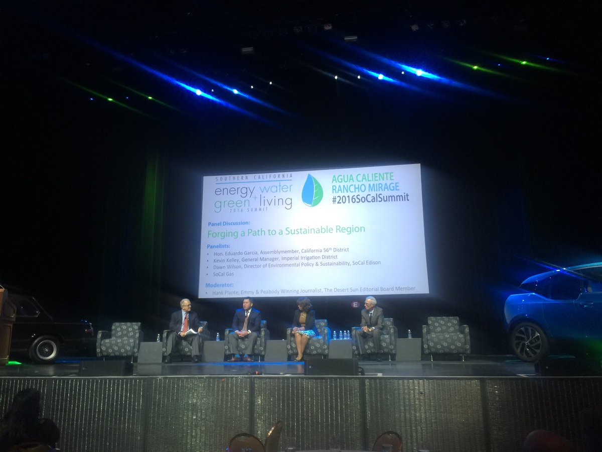 SCE_JeremyG's tweet photo. @SCE Director Dawn Wilson presenting at today's #2016SoCalSummit on #chargeready #gridoffuture #solar #renewableenergy https://t.co/bAhBrHelPQ