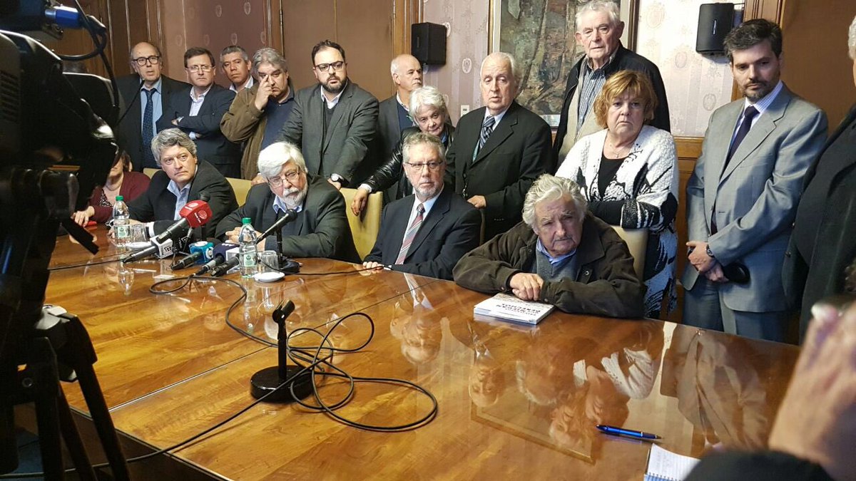 Frente_Amplio's tweet photo. Ahora la bancada de Senadores junto a autoridades del Ministerio del Interior en conferencia de prensa  #HablemosEnSerio https://t.co/mnXEI4Lsm1