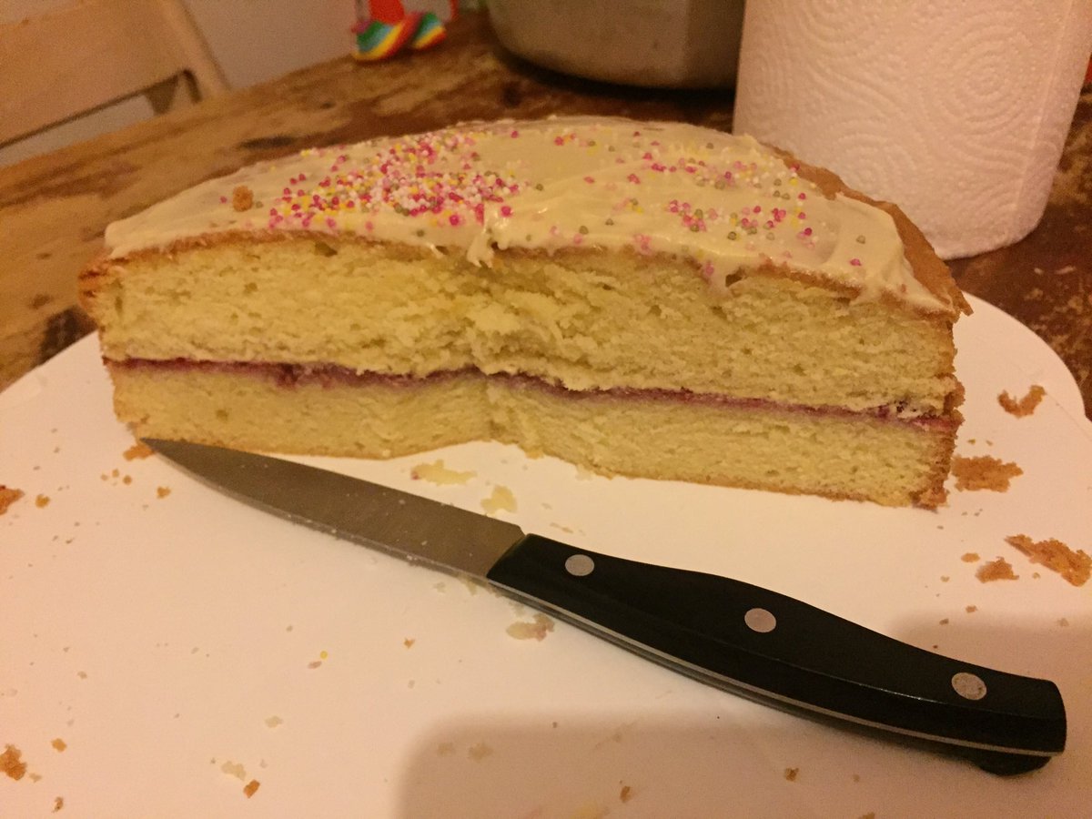 cakemakermovie's tweet photo. Catching up with #GBBOFinal tonight. This is my #victoriasponge I baked today for my Aunty. Kids ❤️ sprinkles. https://t.co/TFf6Isehdy