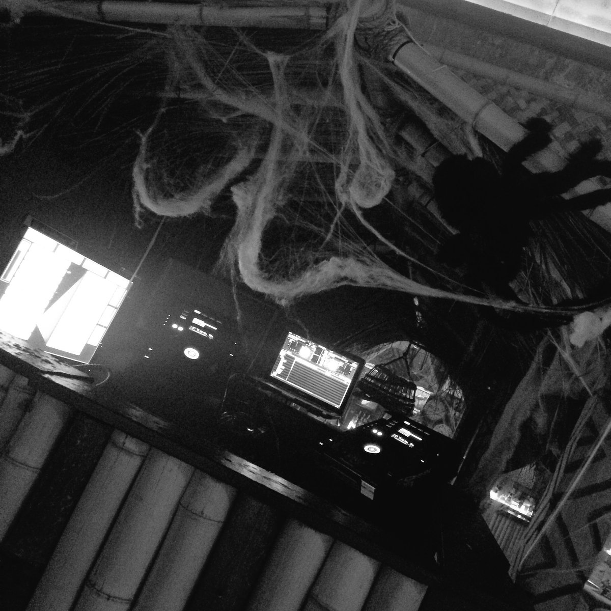 JosheeBee's tweet image. It's looking creepy in @LolaLoMCR tonight! @PinupManc #ZombieTakeover! 👻🎃🌚