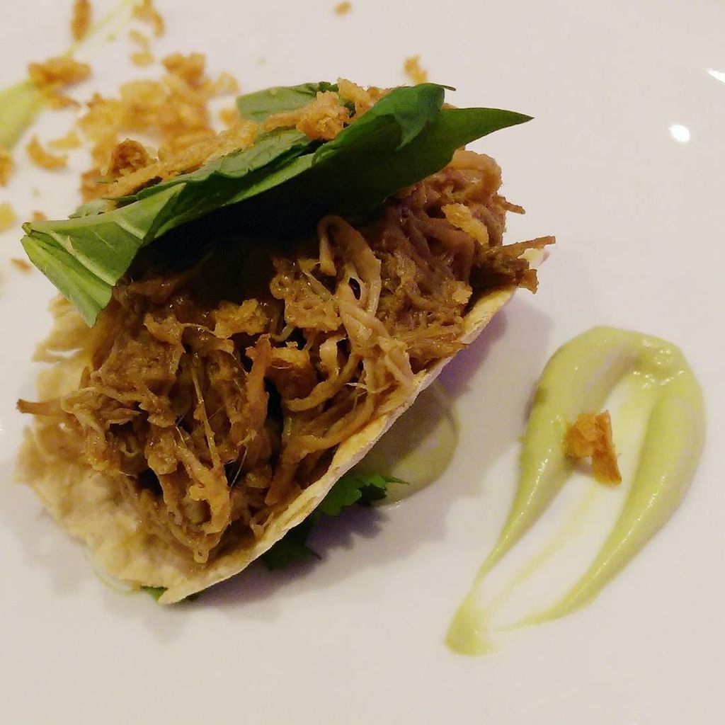 Agro_Magazine's tweet photo. Taco de falda de ternera madurado al curry rojo thai #KumevsChefs #AgrocenaenKume @kume_restaurantclub @hnosgallego… https://t.co/87ZYmSS8YN